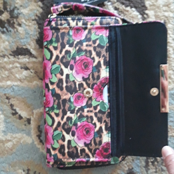 Tahari RFID pretty wristlet - Picture 12 of 14